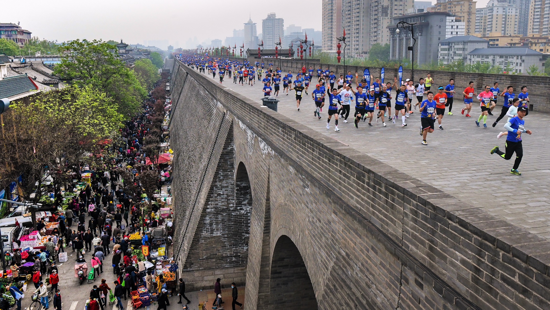 67奔跑穿越古城墙组图西安城墙马拉松组委会西安城墙马拉松组委会
